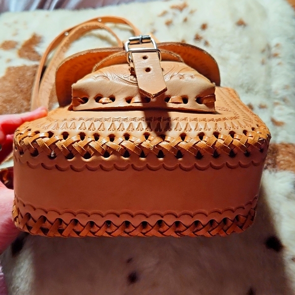 Leather-tooled and hand stitched Western crossbody purse. Artisan. Lg - Picture 8 of 10
